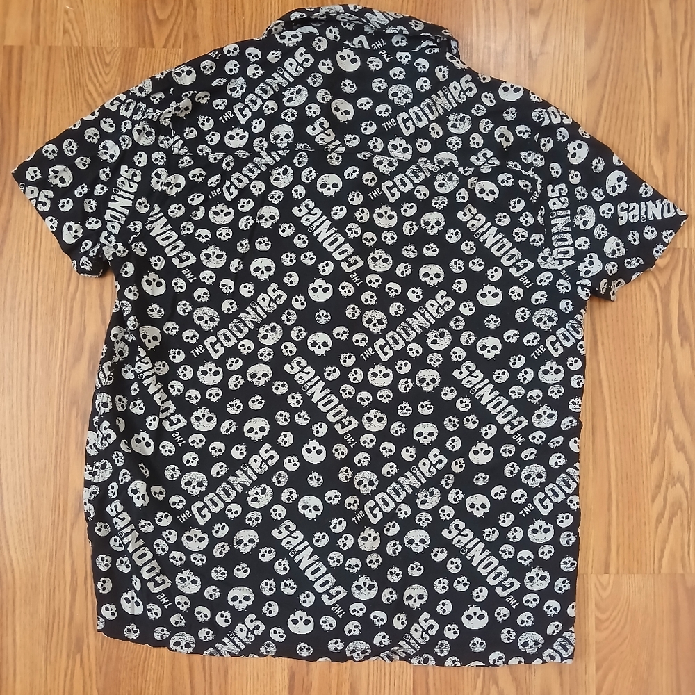 The Goonies Button Down Shirt Mens Large Black Skull Print‎ Short Sleeve Rayon - Picture 5 of 5